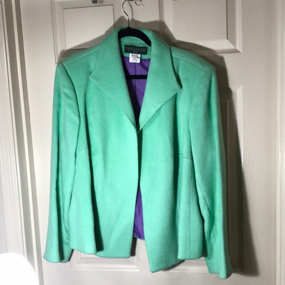 jacket collar no buttons splits o jacket back. Plush fabric purple Lining
